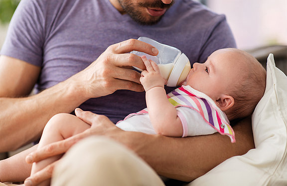 Väter können Muttermilch per Flasche füttern