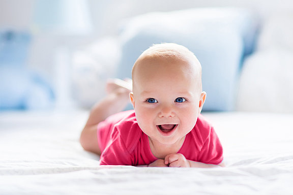 Ein lachendes Baby
